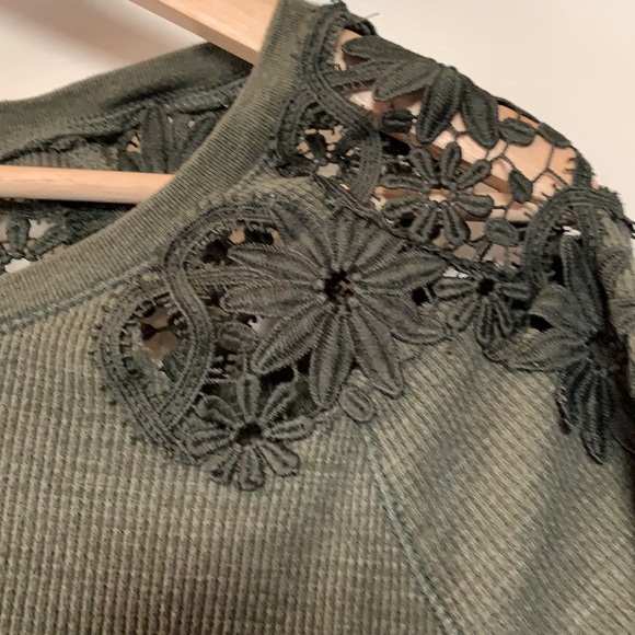 AE xs cute army green long sleeve with inset lace - Picture 3 of 11